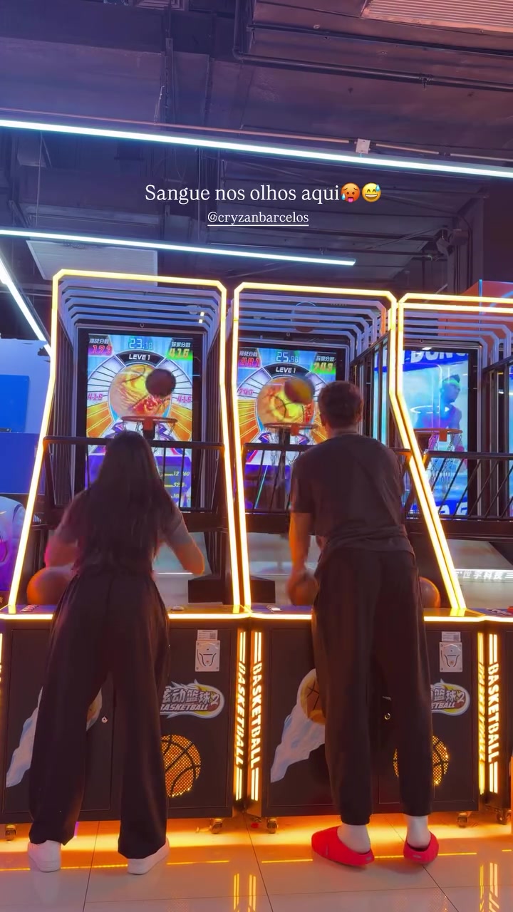 线上娱乐-放松身心！克雷桑晒视频，与伴侣在电玩城玩投篮机、足球游戏